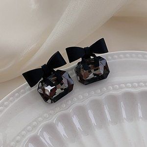 Square cut black crystal post.